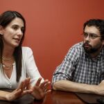 El médico infectólogo de la Clínica Universitaria Bolivariana de Medellín (Colombia), Carlos Andrés Agudelo (d), y la médica infectóloga del Hospital Pablo Tobón Uribe de Medellín, Alicia Hidrón (i), durante una entrevista.