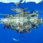 Montones de basura en el mar, en una imagen de archivo