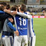 Los jugadores de la Real Sociedad celebran el gol de Xabi Prieto, primero del equipo frente a la UD Las Palmas, durante el partido