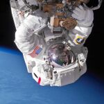 El astronauta Chris Cassidy durante un paseo espacial, cerca de la Estación Espacial Internacional