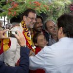Mariano Rajoy con seguidores de la selección española, en una terraza de Tenerife, donde ha seguido el partido de la Eurocopa
