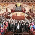 Simon Halsey ayer con los miembros del Orfeó y las escuelas corales en el Palau de la Música
