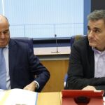 Luis de Guindos junto al ministro griego de Finanzas, Euclides Tsakalotos durante la reunión del Eurogrupo hoy en Luxemburgo.