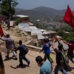 Miembros de la Fuerza Armada Nacional Bolivariana (FANB) y civiles ondean banderas rojas durante ejercicios militares en un barrio al oeste de Caracas (Venezuela)