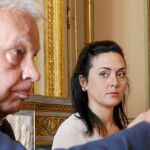 Felipe González, ayer, en Casa de América junto a Rosaura Valentini, esposa del preso político Yon Goicoechea