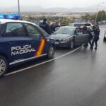 Momento en el que una patrulla procede a la detención de varios miembros de la organización