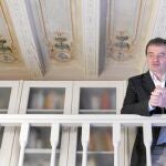 El portavoz de ERC en el Congreso, Alfred Bosch, ante la biblioteca de su domicilio