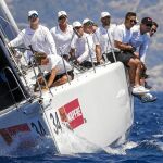 El Rey, patroneando el «Aifos» en la bahía de Palma en la primera jornada de regatas