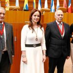 La presidenta de las Cortes, Silvia Clemente, junto a los representantes de los castellanos y leoneses en el éxodo que recibieron la Medalla de Oro; Pedro Bello Díaz, Serbio Rabanillo y María del Mar Díaz