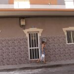 Al parecer el cuerpo de la mujer fue hallado hacia las 4 de la madrugada en la vivienda familiar, en la foto, situada en la calle Tenerifedel barrio de El Fraile, en Arona, al sur de la isla