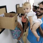 El grafitero cubano Danilo Maldonado, sostiene a su hija en una exposición en La Habana el 29 de abril de 2014