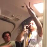 El azafato en pleno vuelo versionando «Despacito»