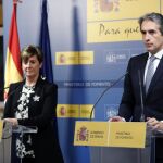 El ministro de Fomento, Íñigo de la Serna, y la consejera vasca de Desarrollo Económico e Infraestructuras, Arantxa Tapia, durante la rueda de prensa ofrecida tras la reunión