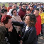 La consejera Milagros Marcos consuela a los trabajadores afectados por el incendio de esta fábrica