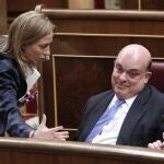 Carme Chacón conversa con los diputados del PNV Emilio Olabarría y Pedro Azpiazu al inicio del Pleno