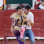 Imagen de Rafaelillo junto a Daniel Luque tras recibir la cornada