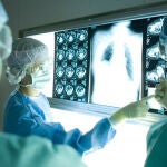 Médicos haciendo varias pruebas con sistemas de inteligencia artificial de la firma NEC