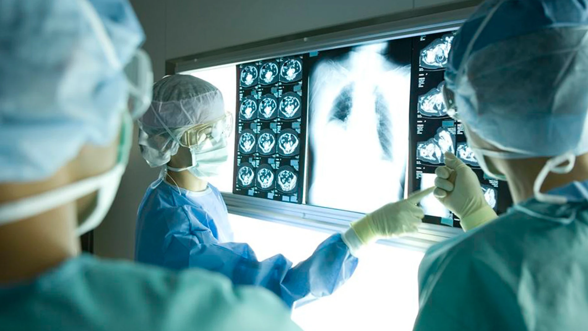 Médicos haciendo varias pruebas con sistemas de inteligencia artificial de la firma NEC