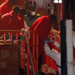 La embarcación Guardamar Polimnia desembarca en el puerto de Almería a 23 subsaharianos rescatados por Salvamento Marítimo que navegaban en una patera el pasado 17 de mayo
