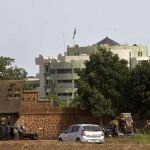 Soldados de la Guardia Presidencial abandonan el palacio presidencial en Ouagadougou, el 29, 2015.