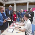 Alicia García, ayer en Ávila, junto al alcalde José Luis Rivas y la presidenta de «Mayores de Hoy», Matilde Pelegrí