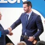 El ministro del Interior, Juan Ignacio Zoido, entregó el premio Ussía como personaje del año a Saúl Craviotto