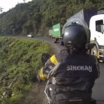 Un motero sobrevive a una de las carreteras más peligrosas del mundo
