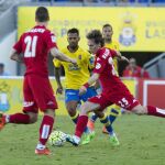 El centrocampista croata del Sporting Alen Halilovic (d) lanza ante el centrocampista de Las Palmas Jonathan Viera durante el encuentro de la 33º jornada de Liga de Primera División disputado esta tarde en el Estadio de Gran Canaria