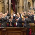 El presidente de la Generalitat, Carles Puigdemont (2d), mira a la presidenta del parlament Carme Forcadell, en un gesto de agradecimiento tras aprobar la Ley de Transitoriedad Jurídica, esta noche en el parlament, en Barcelona.