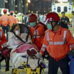 Los servicios de emergenia trasladan a una de las heridas