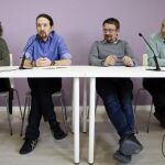 El líder de Podemos, Pablo Iglesias, acompañado de los representantes de En Marea, En Comú Podem y Compromís Podemos. Alexandra Fernández, Xavier Domènech, Joan Baldoví, respectivamente