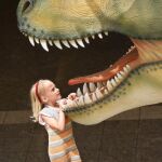 Un modelo de dinosaurio construido a escala para una exposición