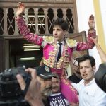 El diestro Álvaro Lorenzo saliendo por la puerta grande tras cortar dos orejas