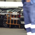 El vehiculo, precintado por la policía, donde estaba el cadáver