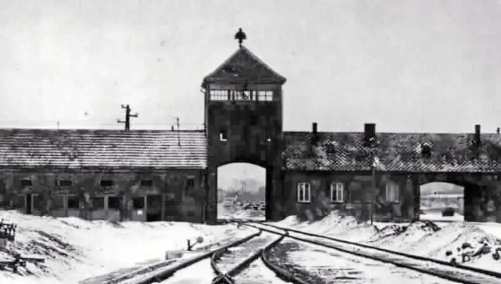 La emblemática entrada a uno de los puntos negros del Holocausto, Auschwitz