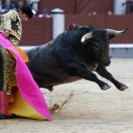 El diestro Manuel Jesús "El Cid"durante la lidia con su primero en vigésimo novena de la Feria de San Isidro
