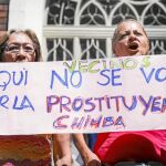 Dos mujeres se manifiestan contra la Constituyente en un colegio electoral de Caracas