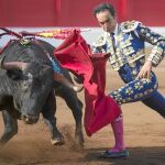 Manuel Jesús «El Cid» toreando con la muleta, ayer, en Santander