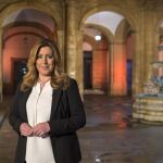 La presidenta de la Junta de Andalucía, Susana Díaz, momentos antes de la grabación del mensaje institucional de Fin de Año, en el patio del Rectorado de la Universidad de Sevilla