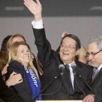Nicos Anastasiades celebra con sus simpatizantes su victoria electoral en la capital chipriota, Nicosia