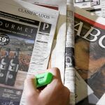 A la izda., anuncios de contactos publicados en «Abc».