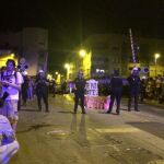 Agentes policiales cortan el paso a los miembros de la plataforma ante la llegada de un tren a Santiago el Mayor