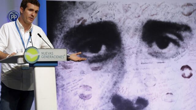 El vicesecretario de Comunicación del PP, Pablo Casado, durante su intervención en la clausura de la escuela de formación Miguel Ángel Blanco de Nuevas Generaciones del PP que celebra en Bilbao