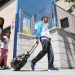 Varios niños abandonando ayer el colegio Juan Carlos I, que hoy también cerrará sus puertas