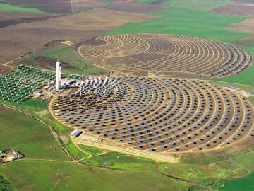 Vista a&eacute;rea de una planta solar en la comunidad andaluza