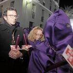 El alcalde de Cádiz, ayer, junto a su madre, entre los penitentes