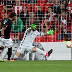 El centrocampista turco del FC Augsburgo alemán Halil Altintop, marca gol ante el Athletic, el primero del equipo