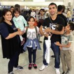 Nafia Bedredin, de nacionalidad iraqui, con su mujer y sus cuatro hijos en el aeropuerto de Atenas antes de partir hacia Madrid.