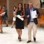 En primer término, la consejera de Educación, Sonia Gaya, y el de Empleo, Javier Carnero