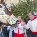 El presidente regional, Pedro Antonio Sánchez, asistió ayer al tradicional desfile desde el Templete acompañando a los Caballos del Vino